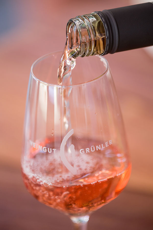 Roséweine wird in Weinglas geschenkt, Pioneer Wines PIWI´s nachhaltigere Weine für die Zukunft
